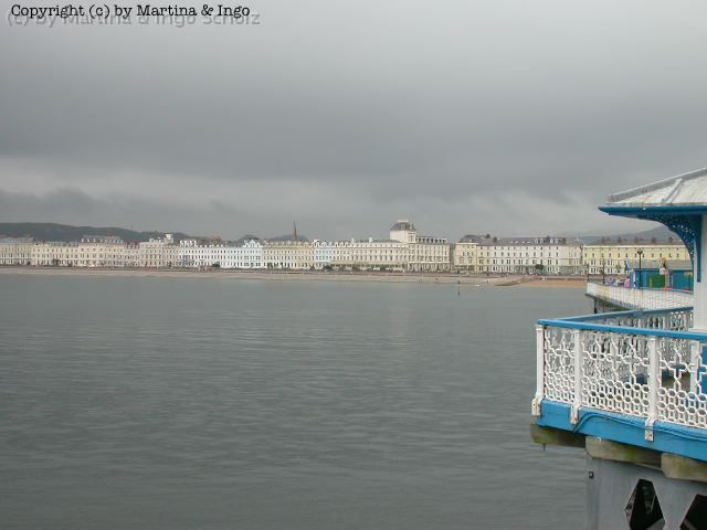 dscn0081.jpg - Die Uferpromenade von Llandudno gibt ebenfalls den Eindruck eines klassischen englischen Badeortes wieder.