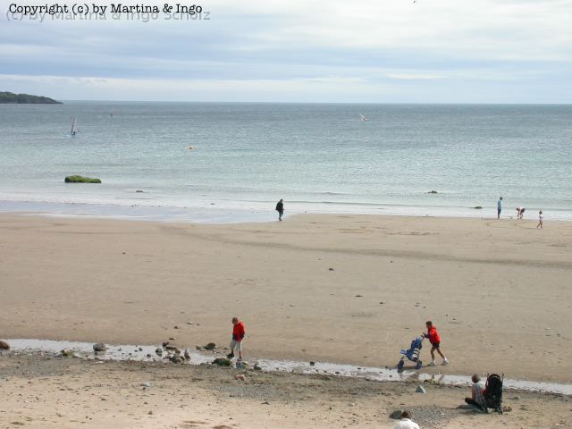 dscn0088.jpg - Die einzige Ecke in Wales, wo es an diesem Tag nicht geregnet hat, war der Strand und die K�stenlinie von Aberdaron.