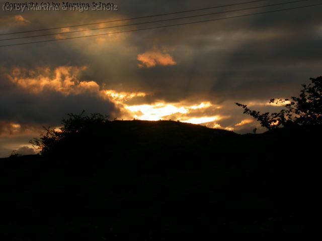 dscn0096.jpg - Sonnenuntergang auf unserem ersten Campingplatz (Betws-y-Coed).