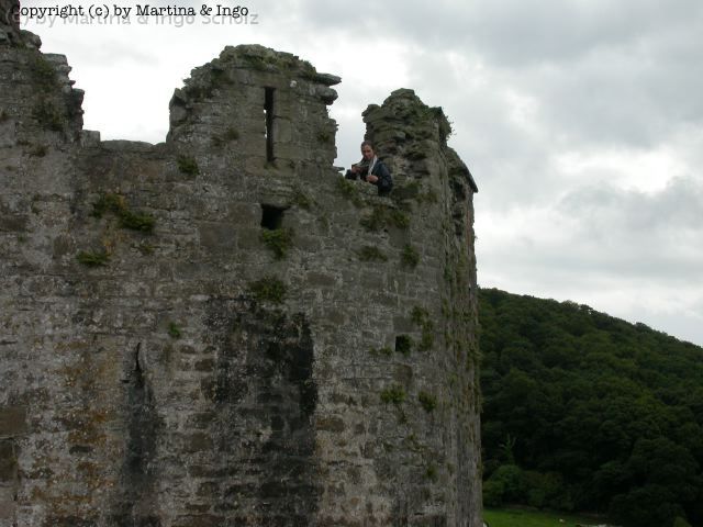 dscn0119.jpg - Martina g�nnt sich einen sch�nen Ausblick auf die walisische Landschaft (Denbig oder Ruthin).