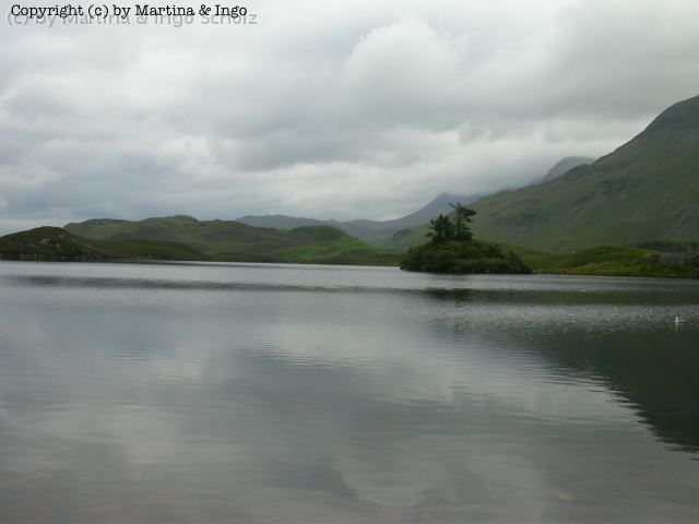 dscn0130.jpg - Ein einsamer Berg-See am Cader Idris, zu dem wir den umst�ndlichsten und schwierigsten Weg gefunden haben! Statt von Norden her auf relativ gut befahrbaren Stra�en hier her zu gelangen, sind wir eine "fast senkrechte" Felswand hochgefahren, wobei die Fahrt unregelm��ig durch das �ffnen und Schlie�en von Schaf-Gittern unterbrochen wurde.