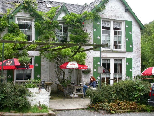 dscn0132.jpg - Nach den Anstrengungen der Fahrt zum See haben wir uns anschlie�end das Guinness zum Mittagessen wahrlich verdient gehabt.