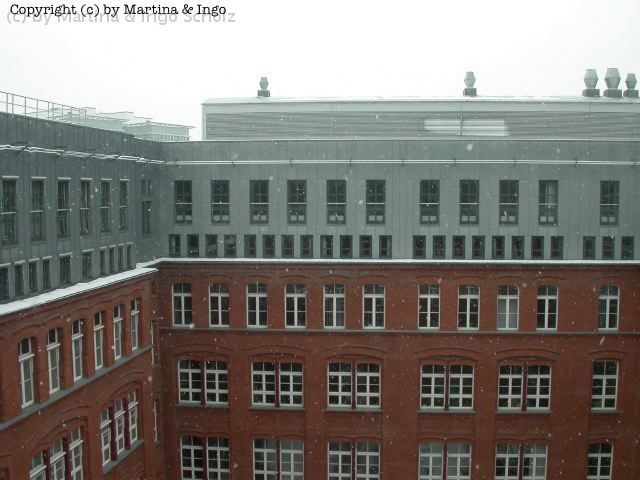 dscn1033.jpg - Die Zimmer des Hotels sind alle zum Innenhof gelegen, dadurch ist es angenehm ruhig, trotz der Bahn, direkt am Hotel vorbeif�