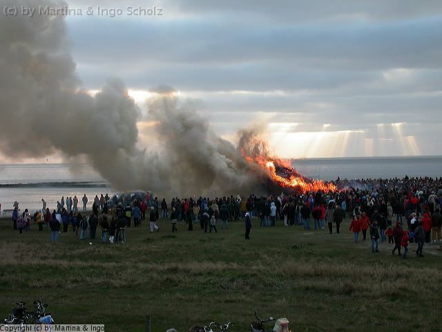 dscn1215.jpg - Das Osterfeuer am Strand mal aus der Ferne betrachtet.